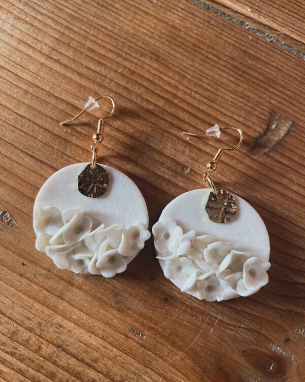 Boucles d'oreilles rondes fleuries – Image 3