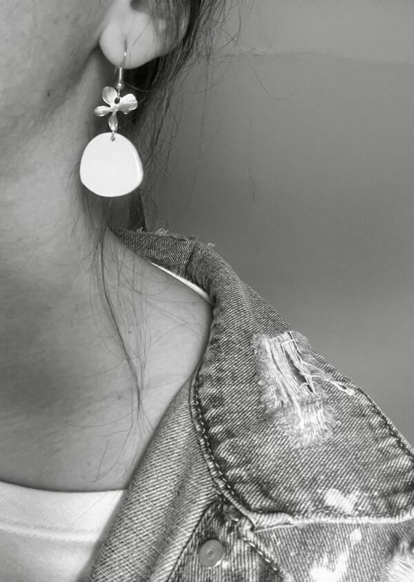 Boucles d'oreilles fleur simple – Image 4