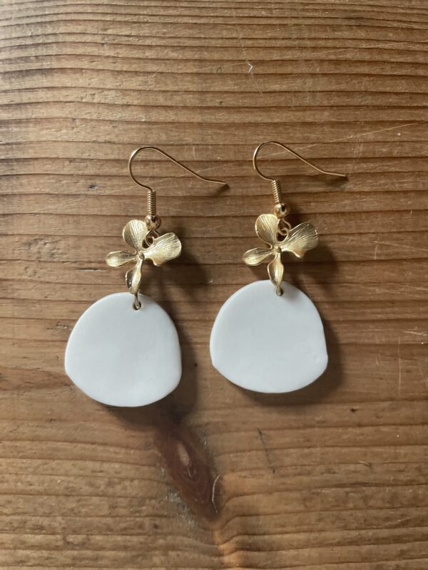 Boucles d'oreilles fleur simple – Image 2