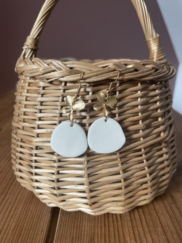 Boucles d'oreilles fleur simple – Image 3
