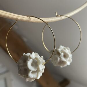 Créoles-perles-fleurs-porcelaine-fait-main