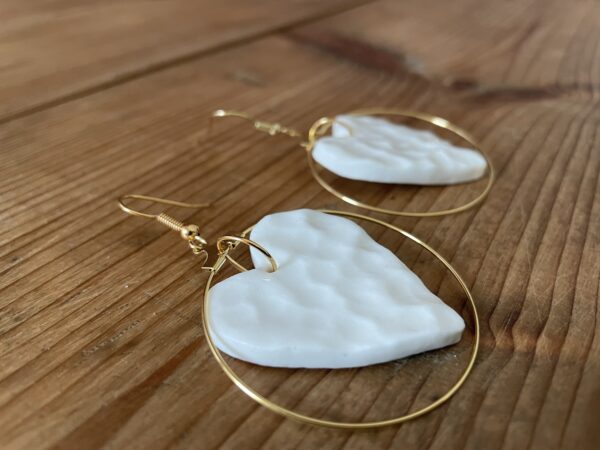 Boucles d'oreilles cœurs texturés encerclés