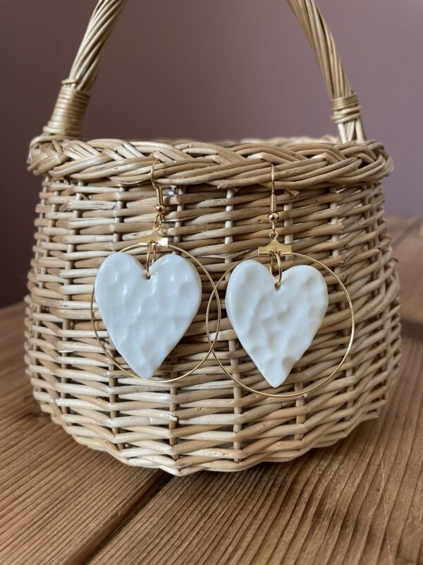 Boucles d'oreilles cœurs texturés encerclés – Image 3
