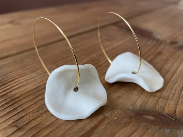 Boucles d'oreilles créoles et rond en mouvement