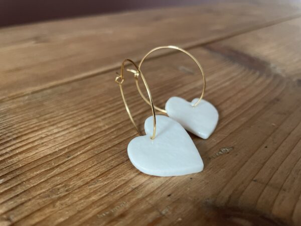 Boucles d'oreilles créoles et cœurs simples