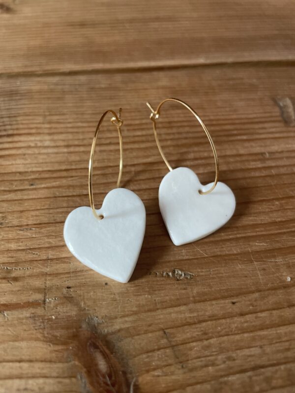 Boucles d'oreilles créoles et cœurs simples – Image 2
