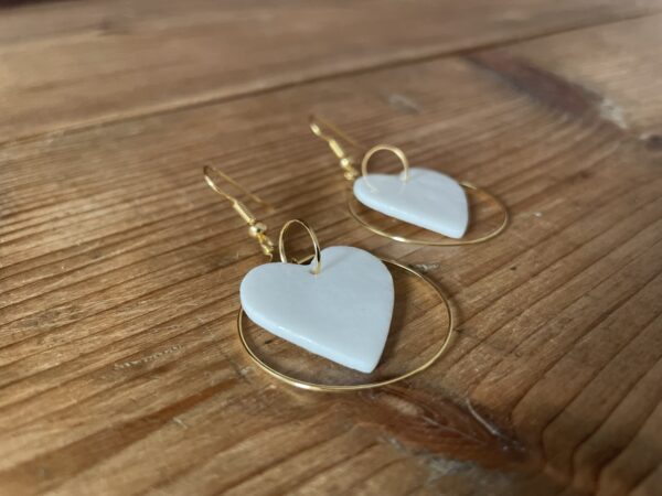 Boucles d'oreilles cœurs encerclés – Image 2