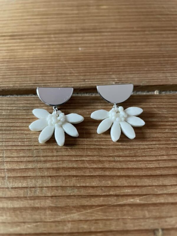 Boucles d'oreilles mini demi-marguerites – Image 5