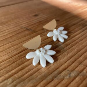 Boucles d'oreilles mini demi-marguerites