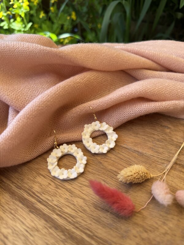 Boucles d’oreilles cercles fleuris – Image 2