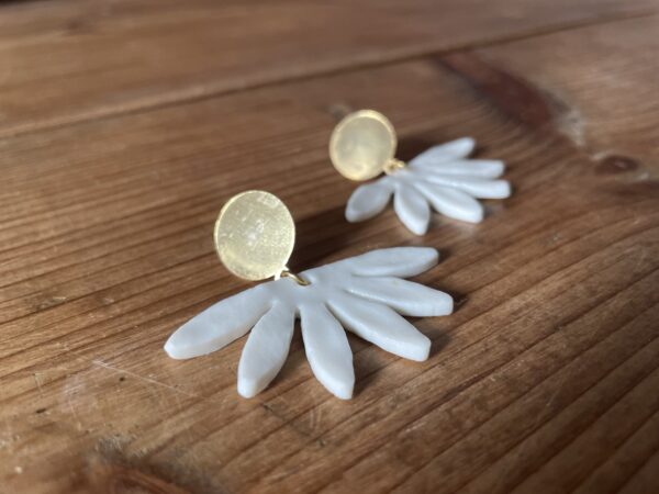 Boucles d'oreilles grandes demi-Marguerite