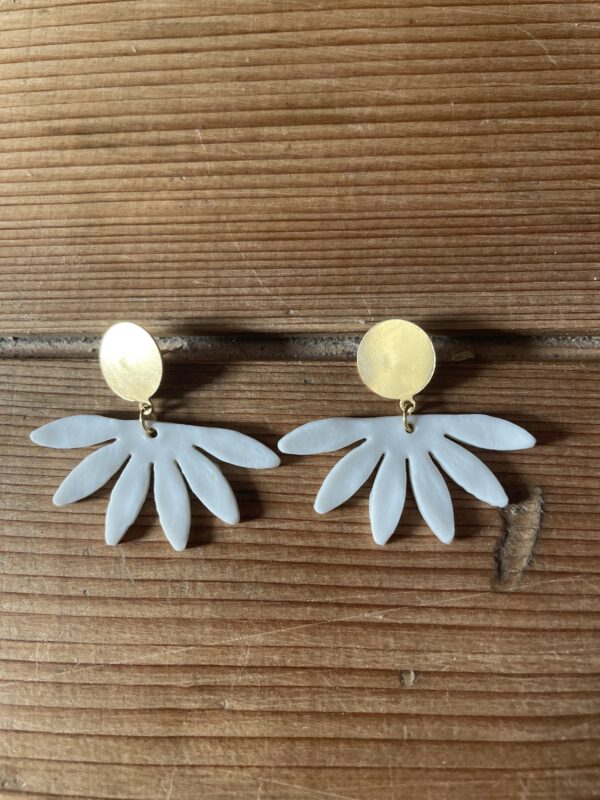 Boucles d'oreilles grandes demi-Marguerite – Image 2