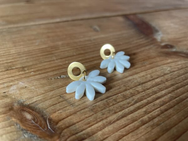 Boucles d'oreilles petites demi-Marguerite