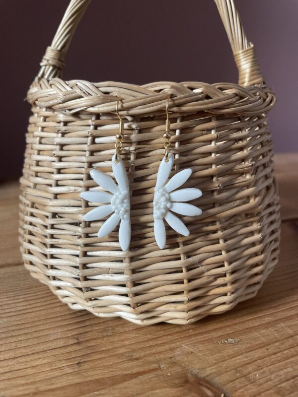 Boucles d'oreilles petites demi-Marguerite – Image 3