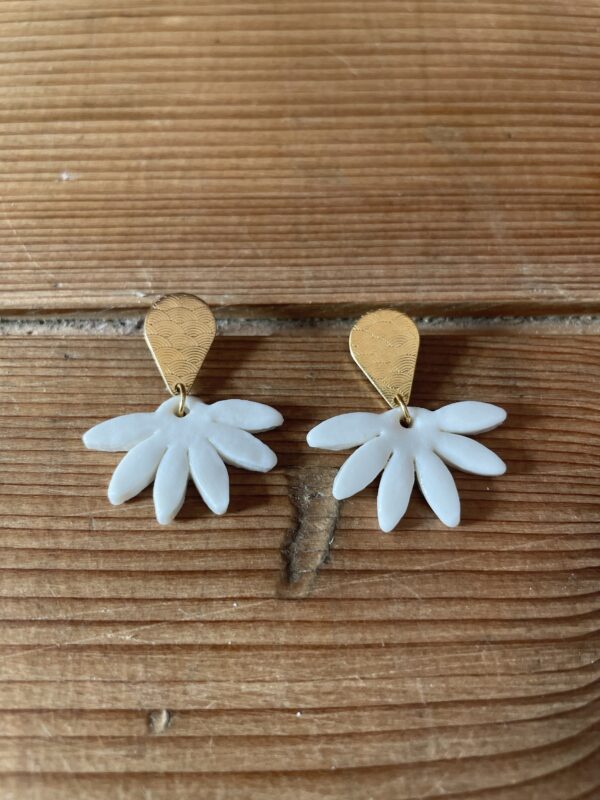 Boucles d'oreilles demi-Marguerite – Image 2