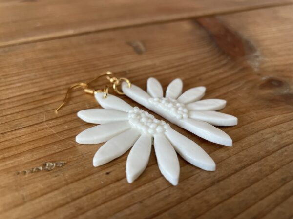 Boucles d'oreilles moyennes demi-Marguerite
