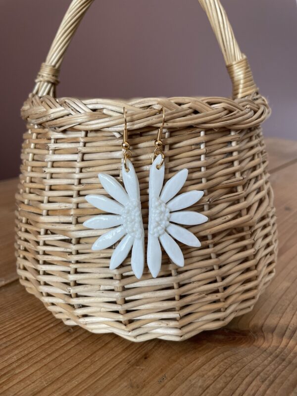 Boucles d'oreilles moyennes demi-Marguerite – Image 3