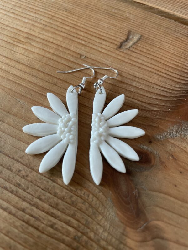 Boucles d'oreilles moyennes demi-Marguerite – Image 2