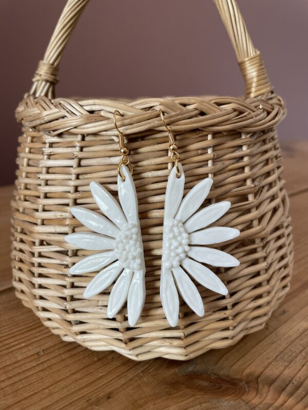 Boucles d'oreilles grandes demi-Marguerite – Image 3
