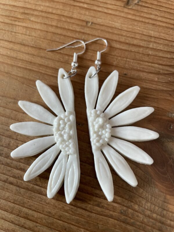 Boucles d'oreilles grandes demi-Marguerite – Image 2