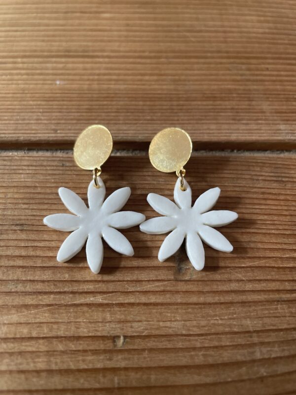 Boucles d'oreilles marguerite et sa pastille doré – Image 2