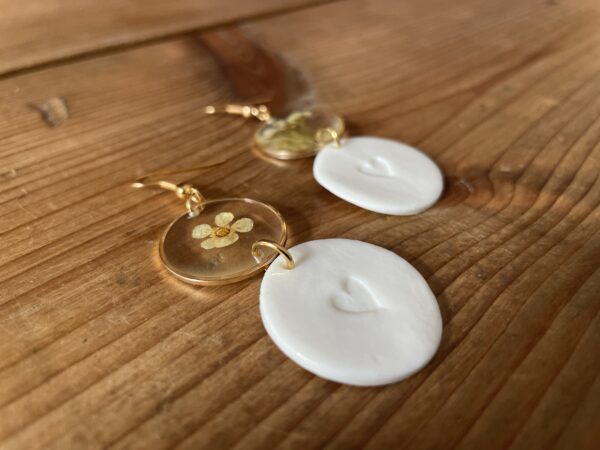 Boucles d'oreilles cœur et fleurs séchés différentes