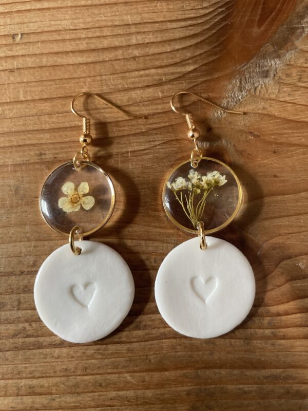 Boucles d'oreilles cœur et fleurs séchés différentes – Image 2