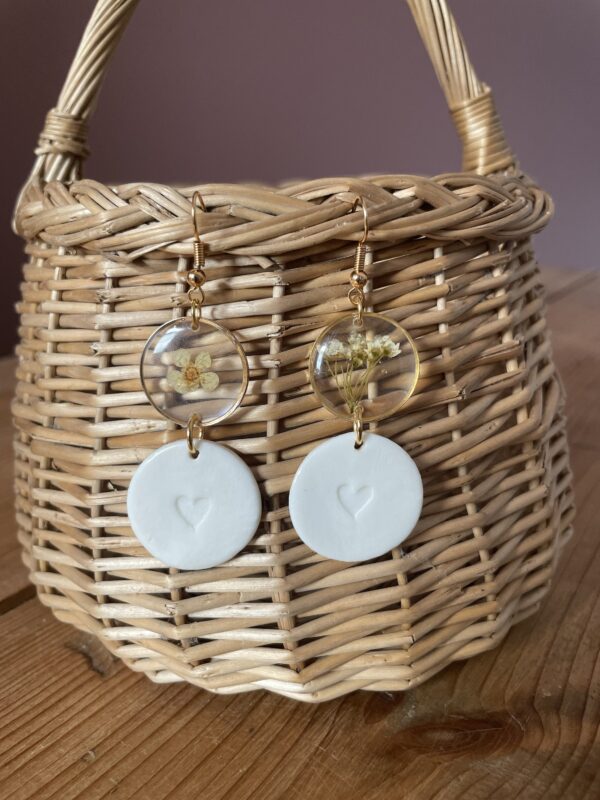 Boucles d'oreilles cœur et fleurs séchés différentes – Image 3