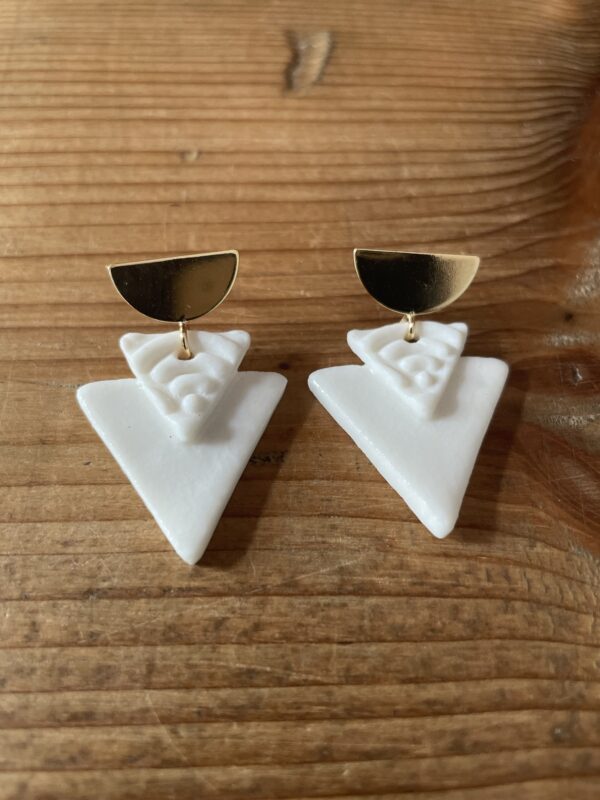 Boucles d'oreilles double petits triangles texturés – Image 2