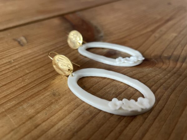 Boucles d’oreilles ovales et leurs 3 fleurs