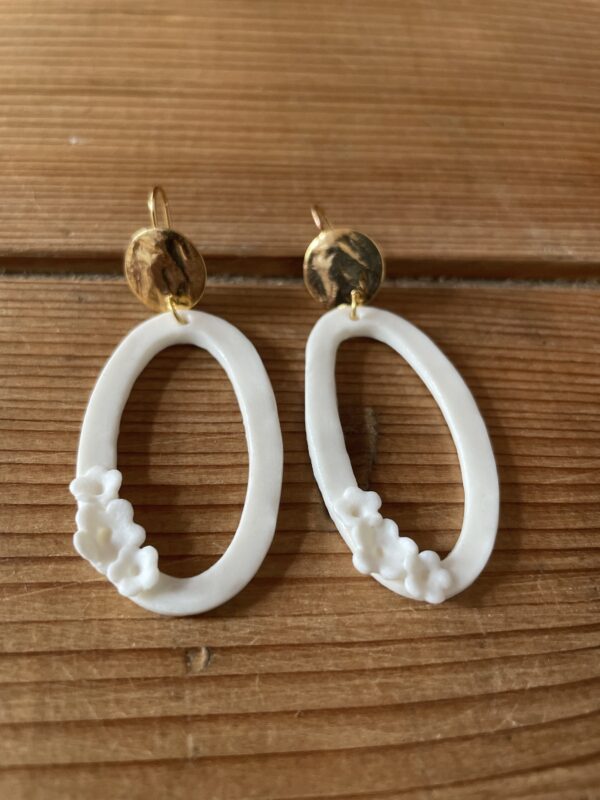 Boucles d’oreilles ovales et leurs 3 fleurs – Image 2