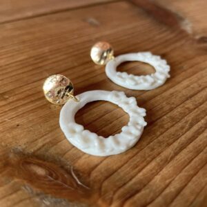 Boucles d’oreilles petits cercles fleuris et sa pastille dorée