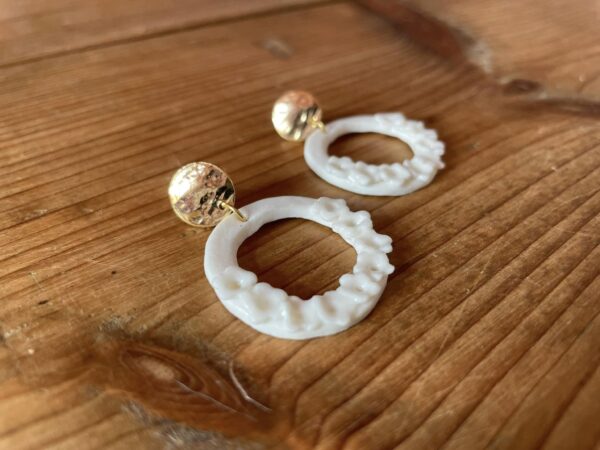 Boucles d’oreilles petits cercles fleuris et sa pastille dorée