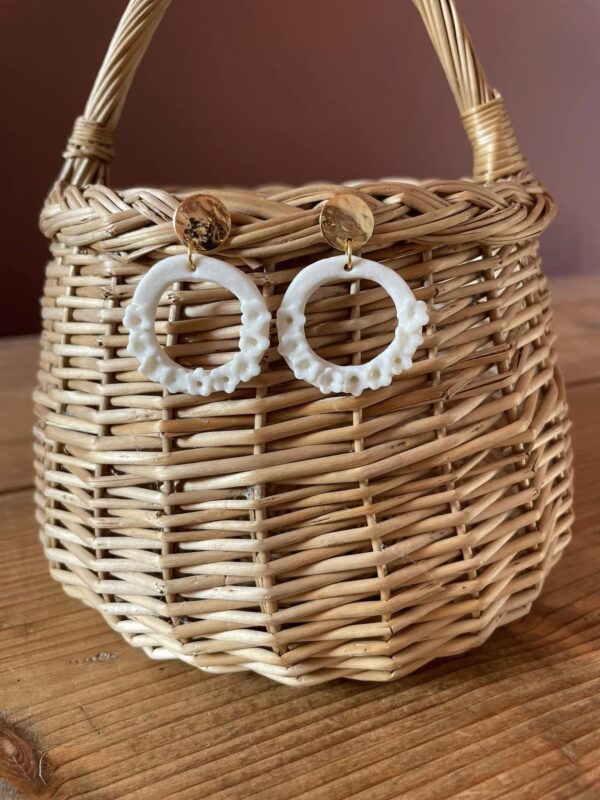 Boucles d’oreilles petits cercles fleuris et sa pastille dorée – Image 4