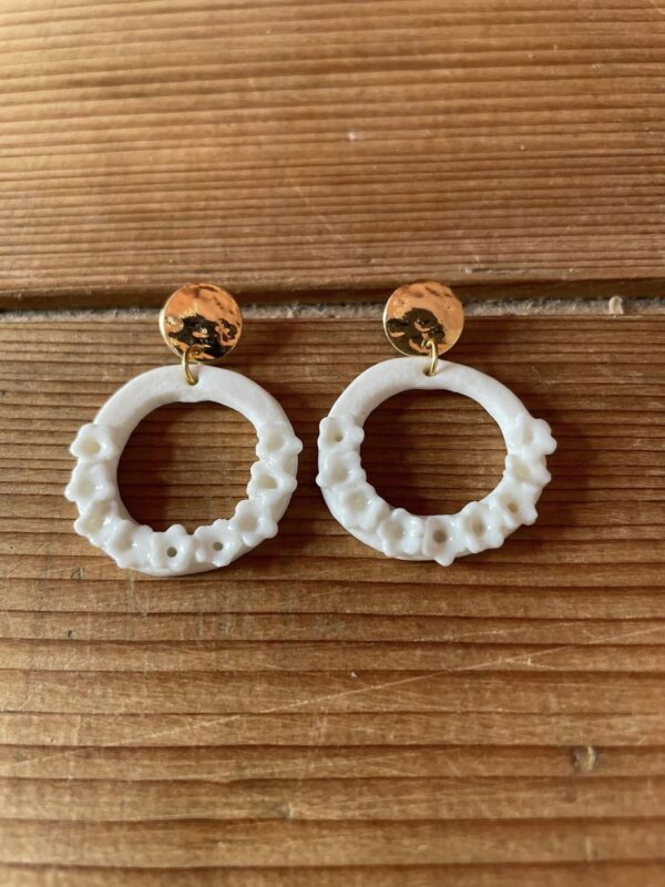 Boucles d’oreilles petits cercles fleuris et sa pastille dorée – Image 3