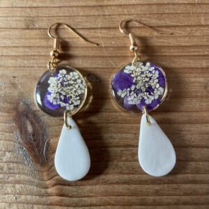 Bijoux-boucles-d-oreilles-fleur-séchée-et-porcelaine-fait-main