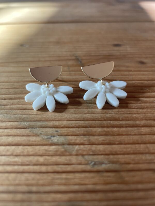 Boucles d'oreilles mini demi-marguerites – Image 4