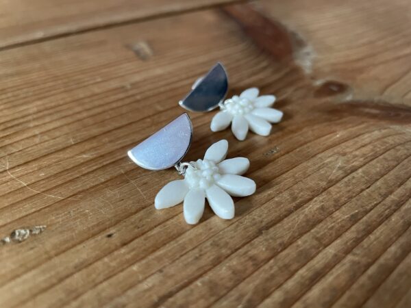 Boucles d'oreilles mini demi-marguerites – Image 3