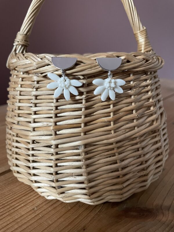 Boucles d'oreilles mini demi-marguerites – Image 7