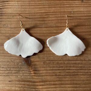 Bijoux-boucles-d-oreilles-feuille-gingko-porcelaine-fait-main