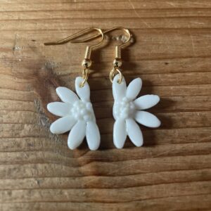 Bijoux-boucles-d-oreilles-fleur-marguerite-porcelaine-fait-main