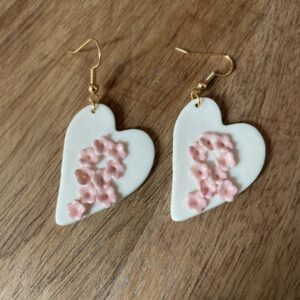 Bijoux-boucles-d-oreilles-octobre-rose-porcelaine-fait-main