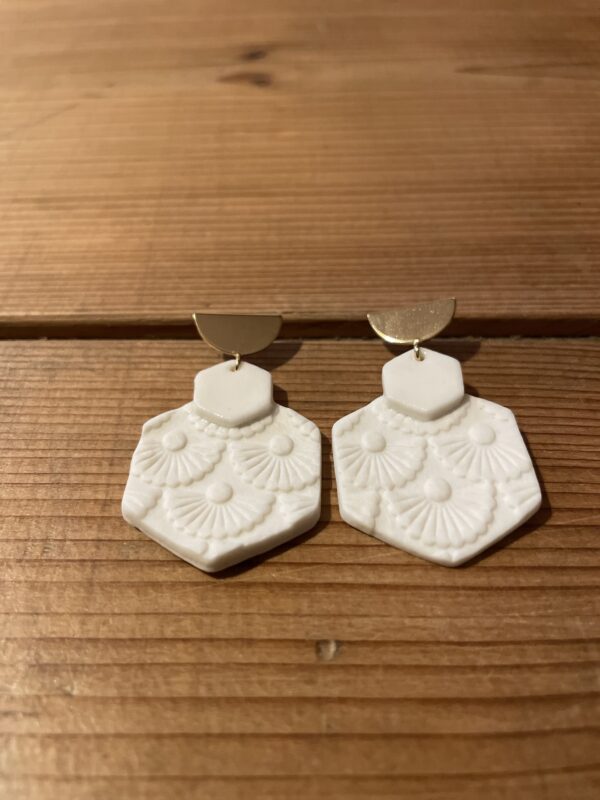 Boucles d'oreilles doubles hexagones texturés – Image 2