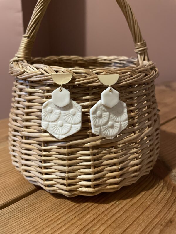 Boucles d'oreilles doubles hexagones texturés – Image 3