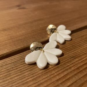 Boucles d’oreilles demi fleur et sa pastille dorée