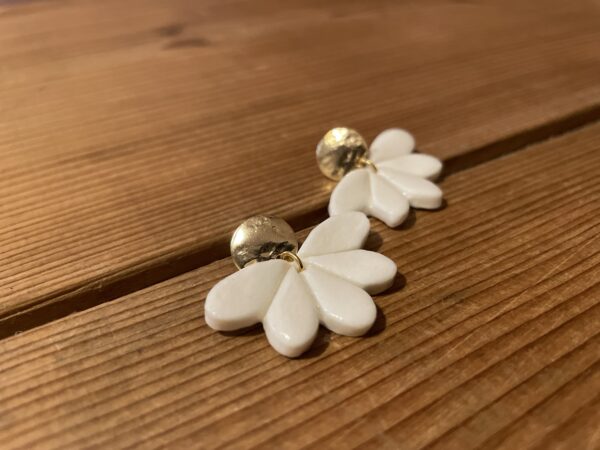 Boucles d’oreilles demi fleur et sa pastille dorée