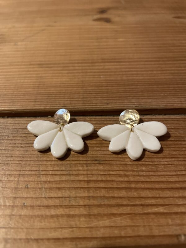 Boucles d’oreilles demi fleur et sa pastille dorée – Image 2