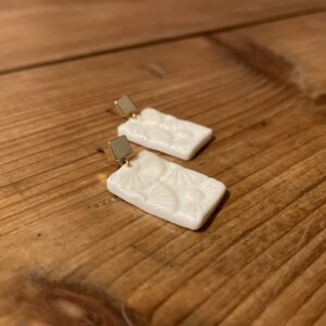 Petites Boucles d’oreilles rectangles texturées