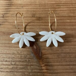 Bijoux-créoles-fleurs-marguerite-porcelaine-fait-main
