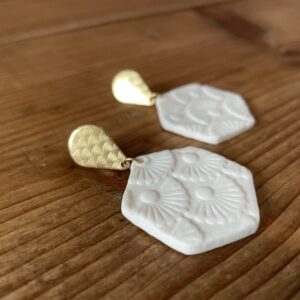 Boucles d’oreilles hexagone et apprêts texturés